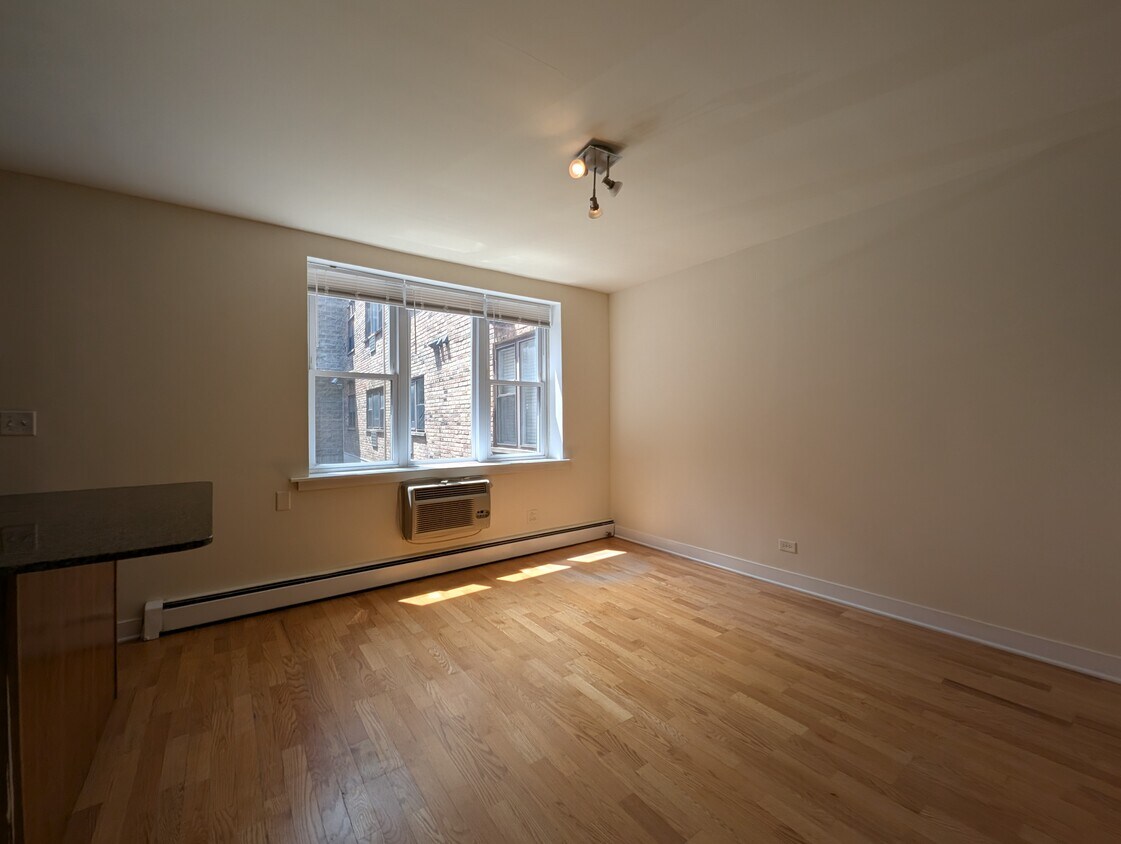 Foto principal - 630 W Wrightwood Ave