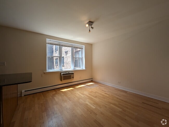 Building Photo - 630 W Wrightwood Ave