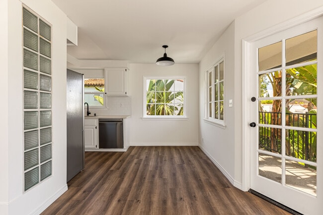 Building Photo - 801 S Burnside Ave