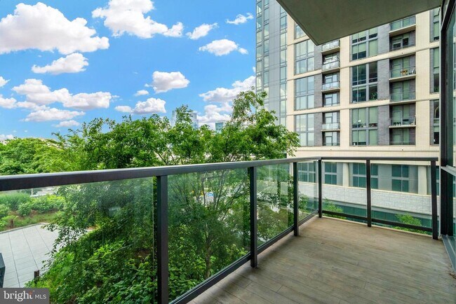 Foto del edificio - 7887 Jones Branch Dr