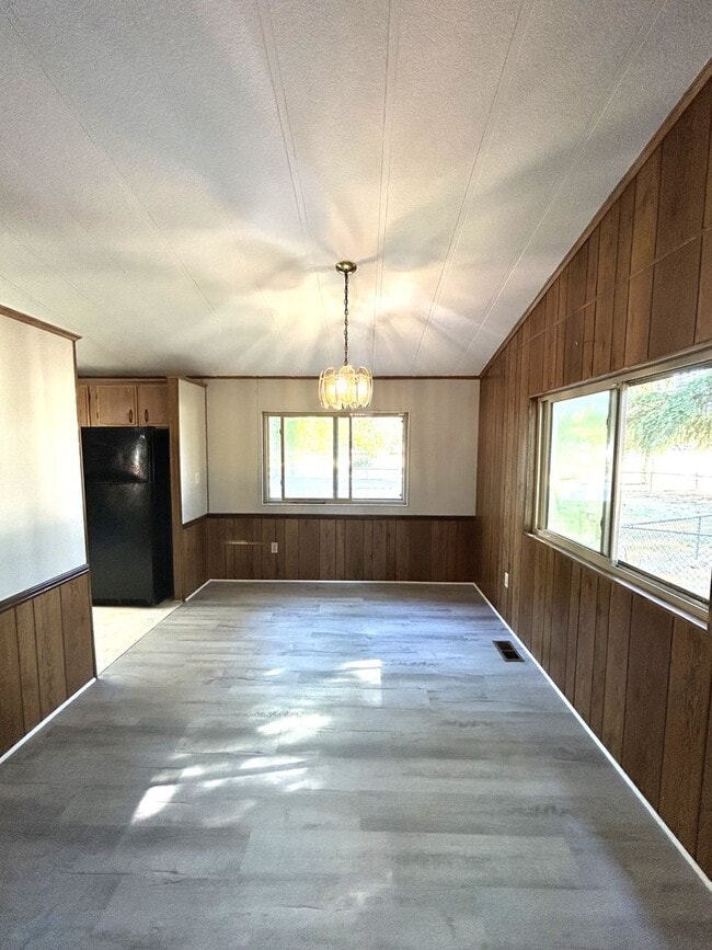 Foto del edificio - 2 bedroom 2 bath with large front & back y...