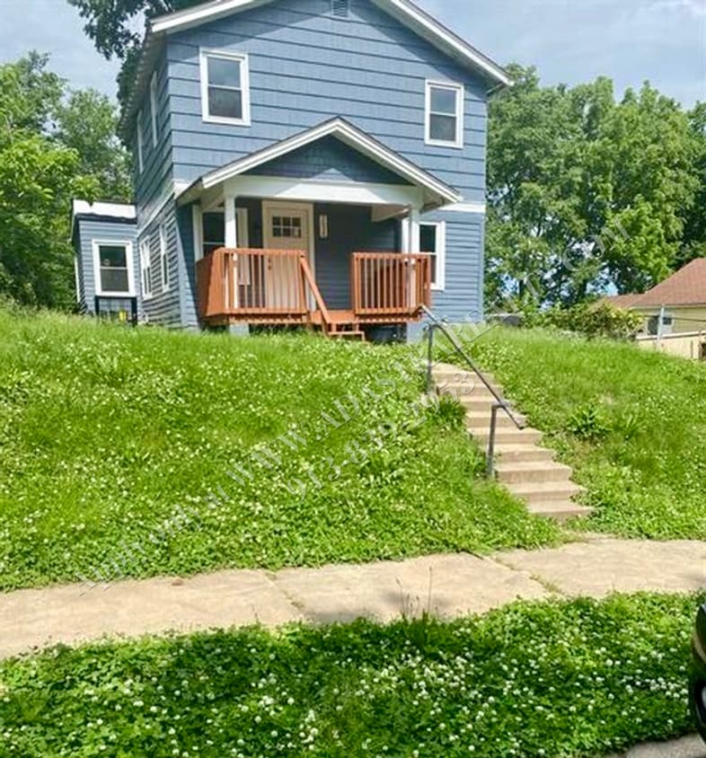 Primary Photo - Updated 4 Bed 3 Bath Home in KCMO-Availabl...