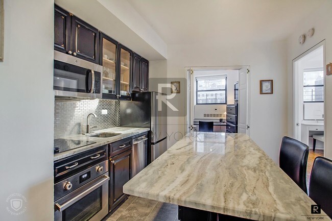 Building Photo - 150 W 51st St