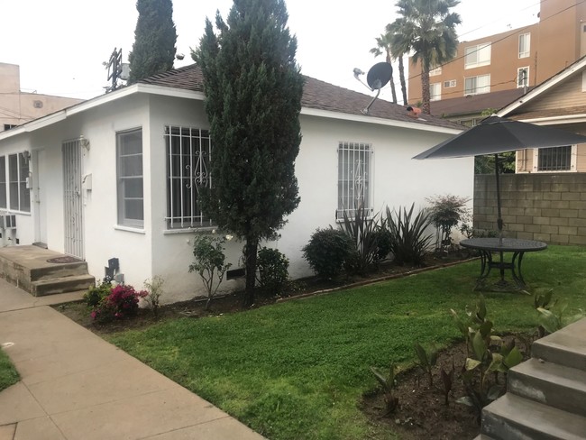 Foto del edificio - 5704 Carlton Way
