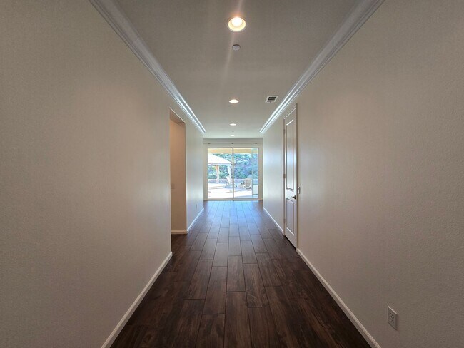 Building Photo - Spacious Woodcrest Single Story