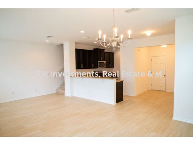 Foto del edificio - 3 bed 2.5 bath townhome 2 car garage