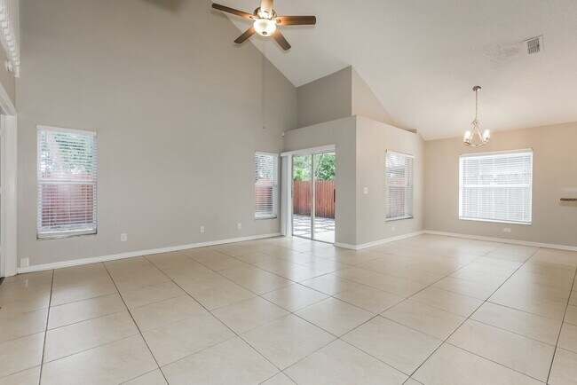 Foto del edificio - 1443 Scotch Pine Dr