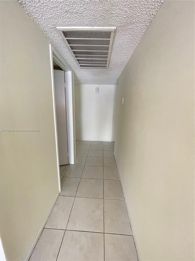 Foto del edificio - 8423 Coral Lake Way