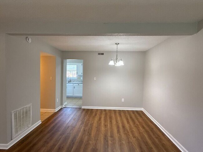 Foto del edificio - This 3 bedroom, 2.5 bathroom townhouse is ...