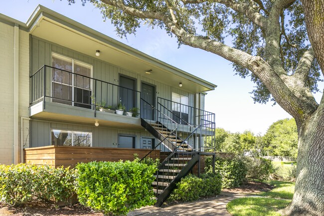 Creekside Villas at Clear Lake Apartments - 4