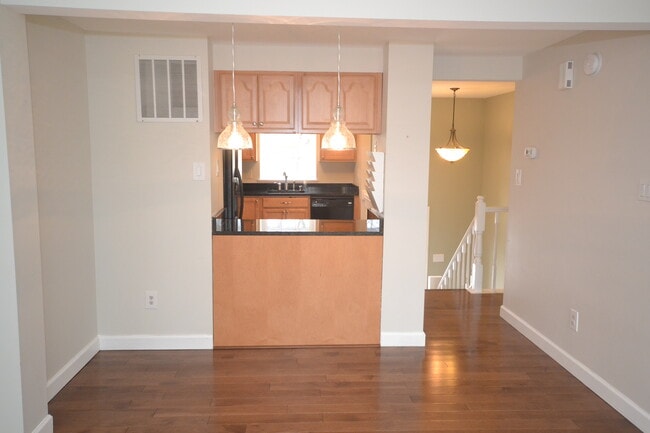 Building Photo - 1537 Woodcrest Dr