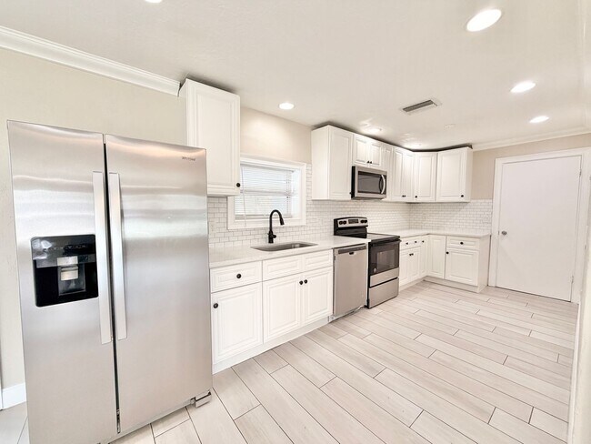 Building Photo - ** POINCIANA VILLAGE ** 4 BED / 2 BATH - SINGLE FAMILY - CENTRAL NAPLES - PET OK! - ANNUAL RENTAL