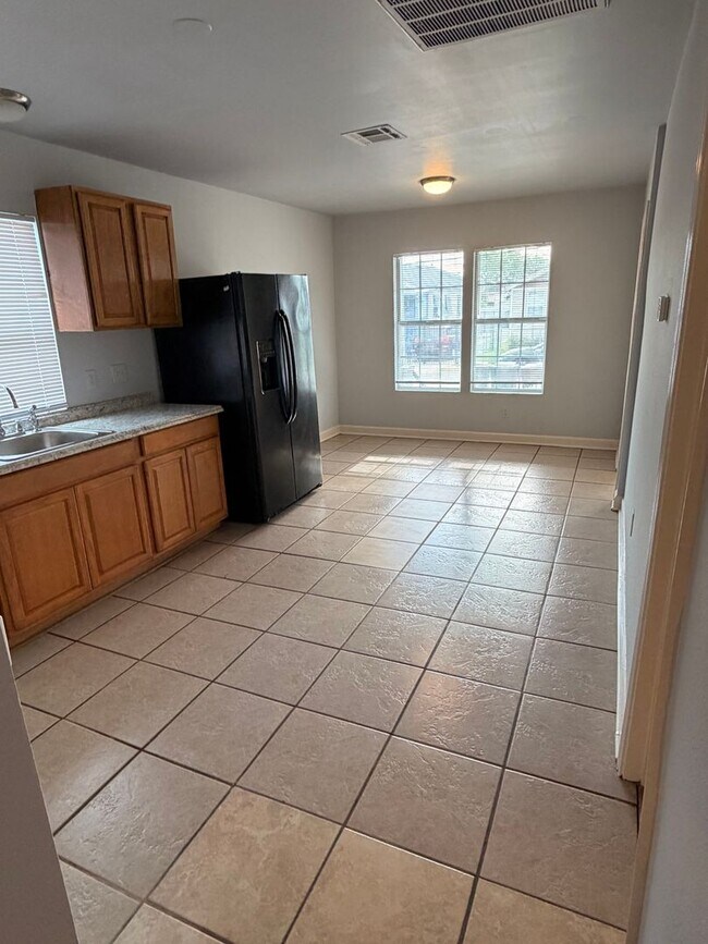 Foto del edificio - Large 2/3BD AND 2 FULL BATHS