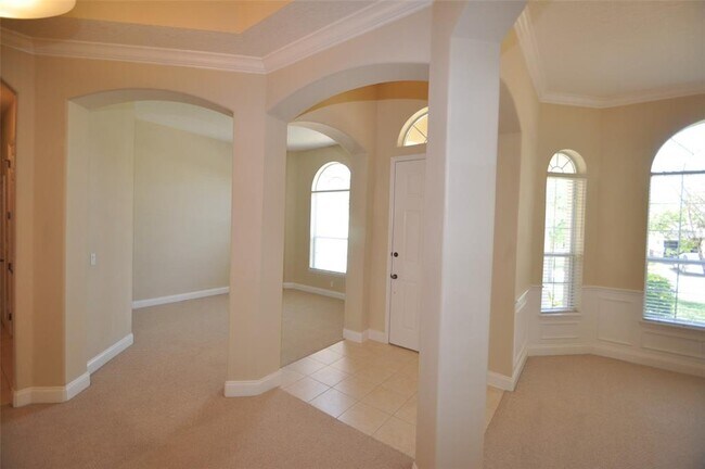 Building Photo - 17 N Village Dr