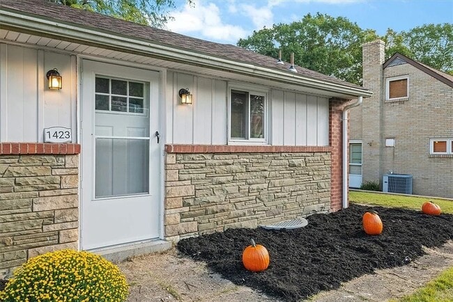 Building Photo - 1423 Lakeside Dr