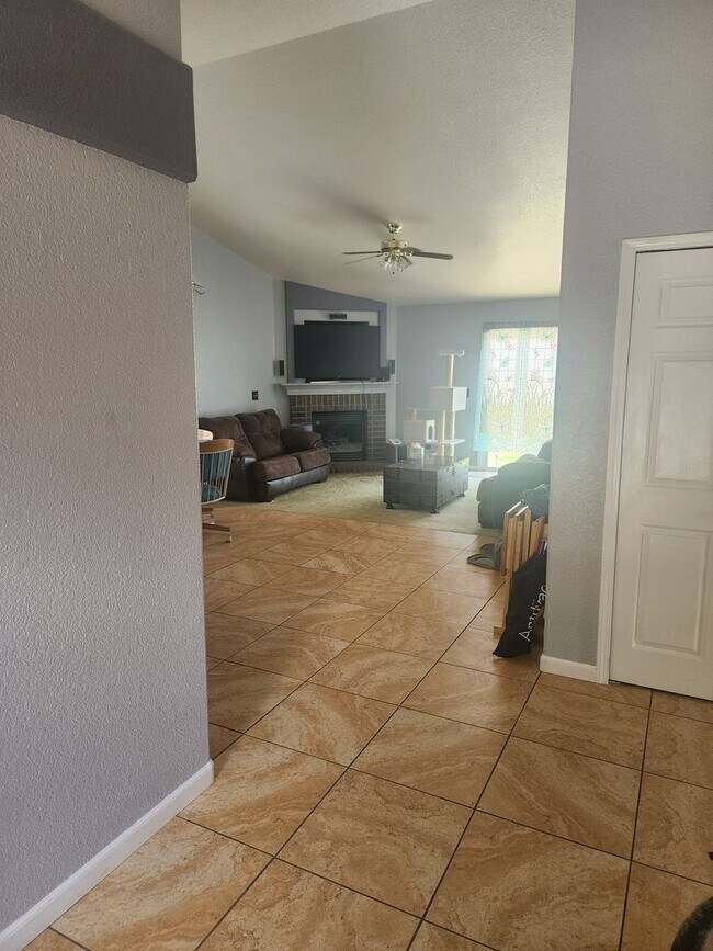 Building Photo - $350 Off First Months Rent on this Charmin...