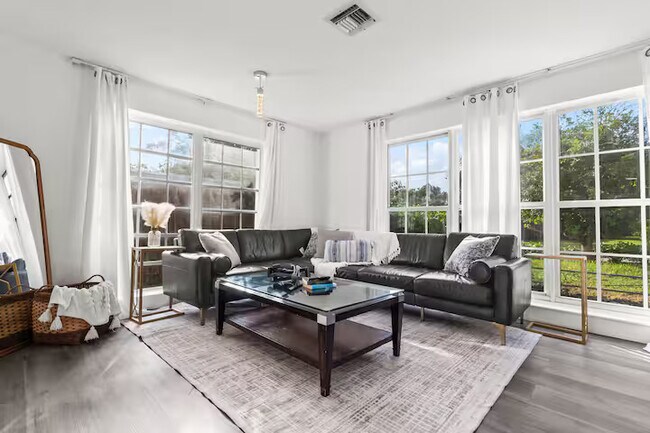 Foto del edificio - 909 NE 7th St