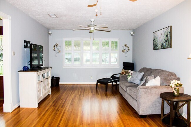 Building Photo - 8910 Greiner Dr