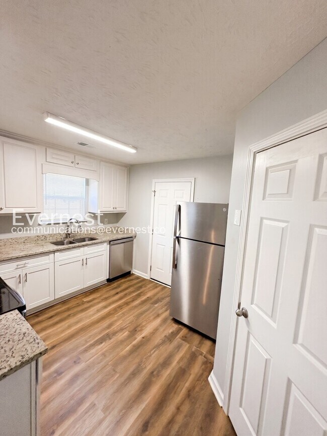 Building Photo - 3-Bed/2-Bath Home with Driveway and Patio/Available Now!