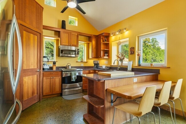 Building Photo - 105 Creative Cove