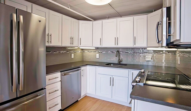 Las cocinas renovadas con acabados de lujo están disponibles para su mejora. ¡Comunícate con el equipo de alquiler para obtener más información! - Riverloft
