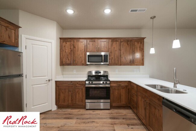 Building Photo - Spacious 4 Bedroom Townhome in Hurricane Heights!