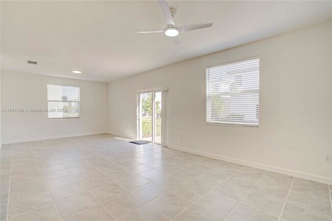 Foto del edificio - 2671 SE 24th Dr