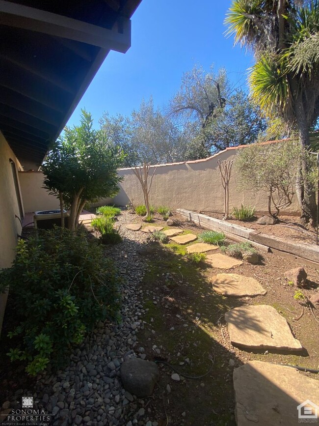 Building Photo - 2bd/2ba Condo in Eastside Sonoma!