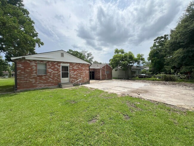 Foto del edificio - 4 bedroom, 2 bathroom home located in Bato...