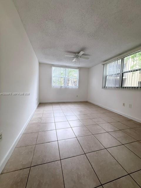 Foto del edificio - 8333 Lake Dr