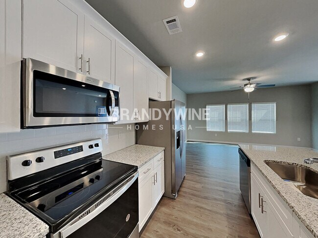 Foto del edificio - LUXURY COMMUITY! CRESTVIEW at Towne Lake!!...