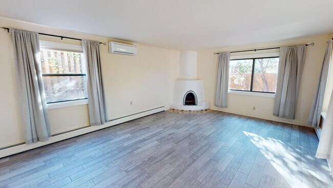 Foto del edificio - 948 Los Lovatos Rd