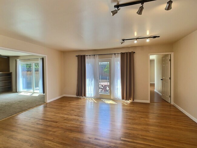 Building Photo - 4 Bedroom House a Block from Lietz Element...