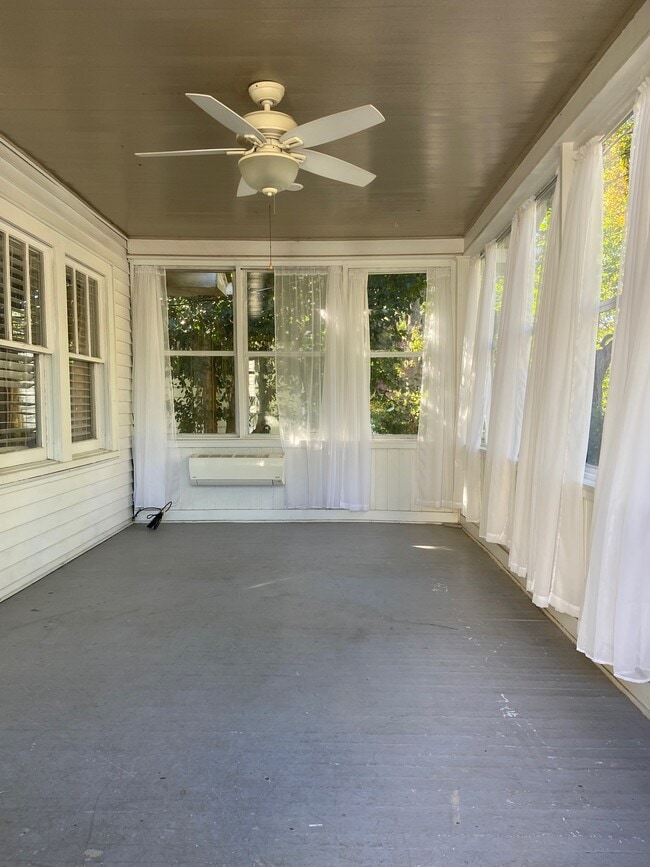 Building Photo - 907 Irving Rd