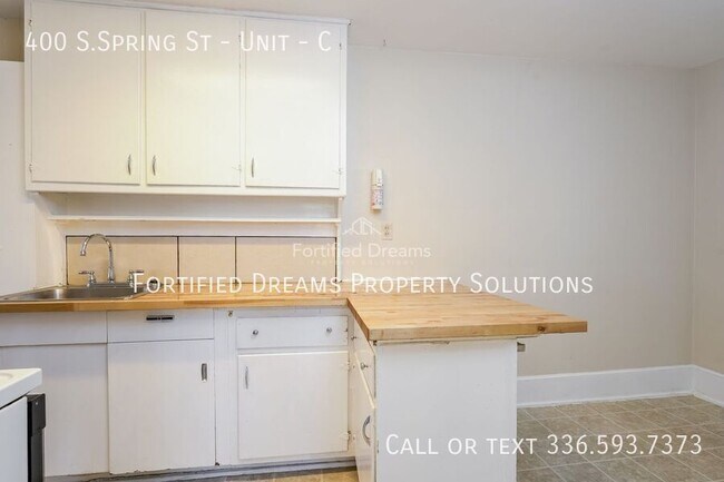 Building Photo - 400 S.Spring St - Unit-C