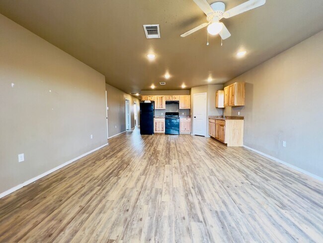 Building Photo - $500 MOVE-IN SPECIAL: Great 3/2/1 Near Buf...