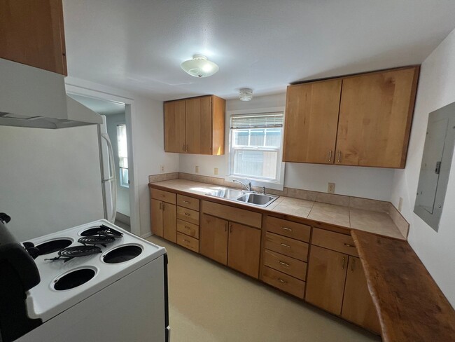 Foto del edificio - 3 Bedroom/ 1 Bath Detached Back Unit