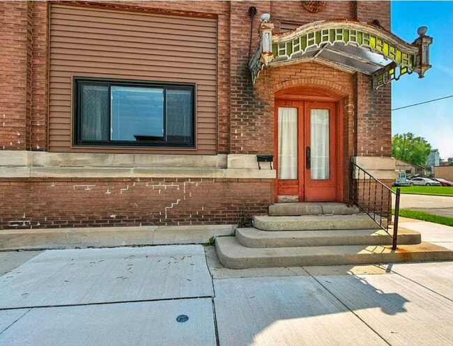 Building Photo - 301 E Main St