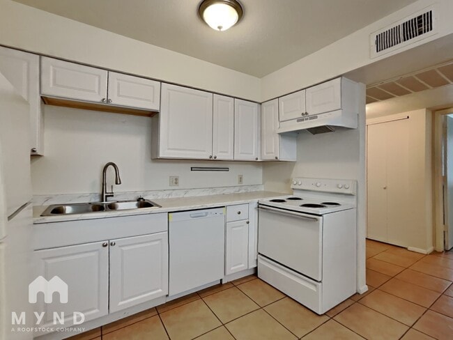 Building Photo - 2828 E Tierra Buena Ln