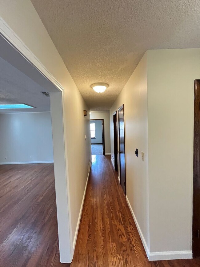 Foto del edificio - 3 bedroom 2 bath in tucked away neighborhood