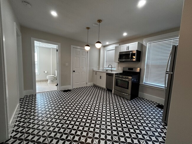 Building Photo - 55 Hale St