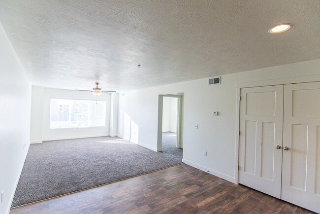 Building Photo - Apartment overlooking community park!