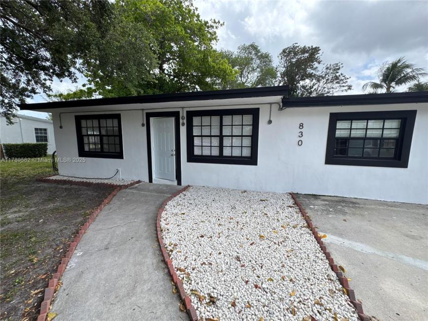 Foto principal - 3 bedroom in Hallandale FL 33009