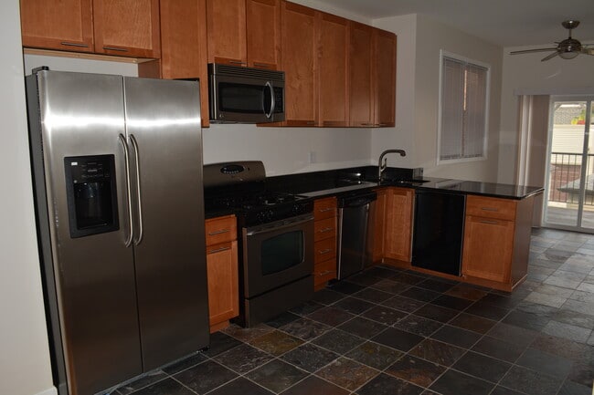 Building Photo - 2532 W Carmen Ave