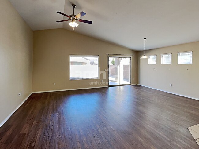 Building Photo - 4013 E Shadow Branch Dr