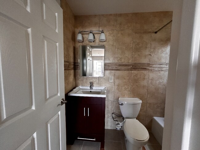 Building Photo - 45 Surrey Ct