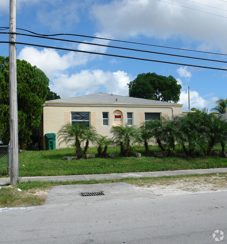 Building Photo - 1245 NE 110th Ter