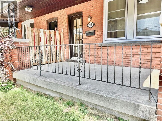 Photo du bâtiment - 215 Rosewood Rd