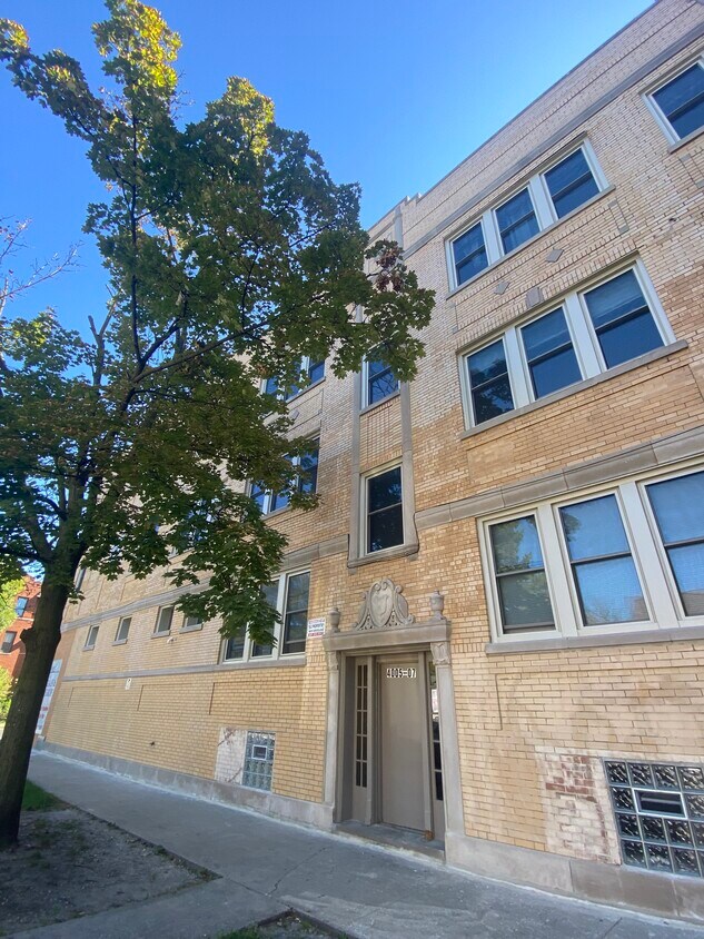 4007 W Waveland Ave Unit 3, Chicago, IL 60641 Apartments in Chicago