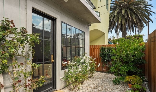 Building Photo - 207 Entrada Dr